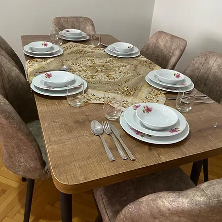 公寓 Tramvaya Yakin, Merkezi,2bd,asansoerlue,uecretsiz Otoparkli,3 Klimali 伊斯坦布尔